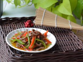 四川人吃辣，儿子正在练习吃辣椒