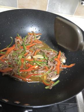 炒1分钟，辣椒基本断生就可以起锅了