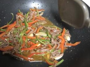 炒1分钟，辣椒基本断生就可以起锅了