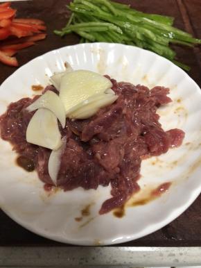 肉肉把水分吸收后，加入蒜瓣