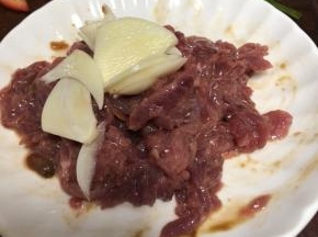 肉肉把水分吸收后，加入蒜瓣