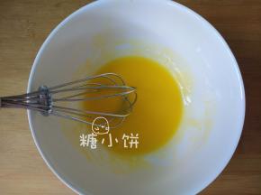 制作蛋黄糊：蛋黄加植物油搅拌均匀