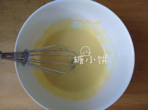 筛入低筋面粉，切拌成均匀面糊状备用