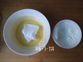 混合双糊：将蛋白糊分2次加入蛋黄糊，翻拌拌匀