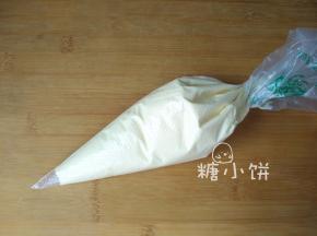 装入裱花袋中，用剪刀剪一个拇指粗的开口