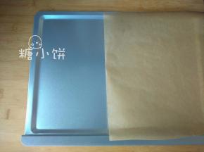 在接渣盘上铺一张油纸。
对的没错就是烤箱自配的接渣盘，非常平整好用~我用它代替了烤盘。
很适合做这些需要大面积平底烤盘的东西~