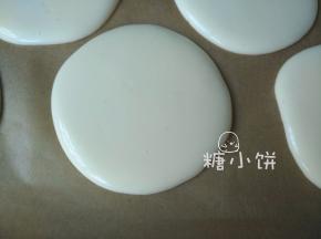 把面糊挤到烤盘上。我挤完之后还震了几下气泡。
感觉震的时候会有些破坏挤好的形状，不仅不圆了，还变扁平了o(╯□╰)o
所以个人建议还是尽量少震吧。只要原本的面糊状态合适是不会有什么大气泡的。