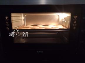 送入预热好175℃的烤箱中层，上下火175℃，烤15-18分钟即可