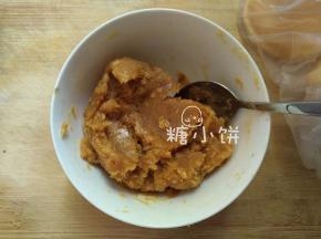 准备馅料：肉松60G加卡仕达酱100G拌匀作为馅料
卡仕达酱自制参见之前写过的：【香草卡仕达酥皮泡芙】
馅料也可以只用卡仕达酱，或者奶油，或者其它任何你喜欢的东西。
