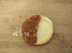 取一片蛋糕，在一半的位置铺上馅料