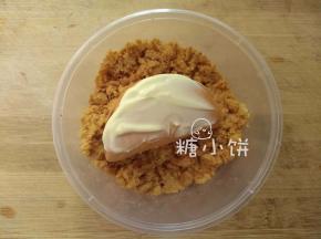 再在表面抹上美奶滋，再裹满肉松