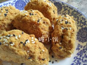 最后撒一些黑白芝麻装饰即可。
【小贴士】：黑白芝麻一开始就跟肉松混匀一起粘到蛋糕表面的话会黏得更牢固