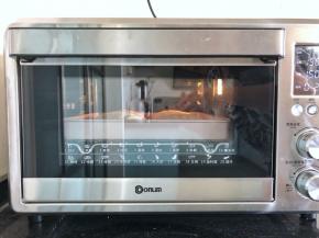 16、烤箱预热至上下火150度，放入待烤的面包于中下层烤25分钟后取出。