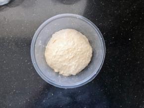 10、把面团放入保鲜碗中盖上盖子室温下松弛20分钟。(注意是松弛不是发酵）