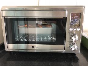 13、烤箱150度上下火预热好，放入烤盘于中下层烘烤25分钟后取出。