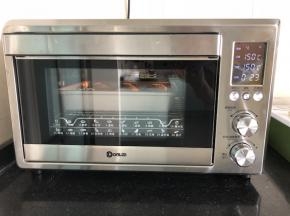 13、烤箱150度上下火预热好，放入烤盘于中下层烘烤25分钟后取出。