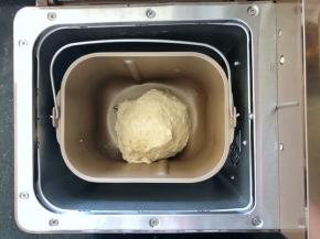 8、继续启动面包机的揉面程序，大约15分钟就可以了。