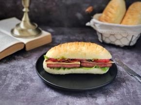 17、夹入喜欢的剪香肠片、生菜，挤上蕃茄沙司更美味。