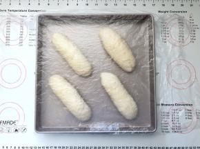 14、收口朝下码入烤盘中，盖上保鲜膜室温下进行发酵。