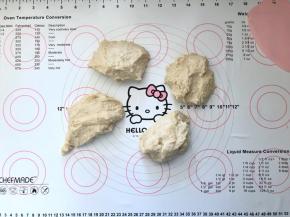 11、松弛好的面团取出分割成4等份，松弛10分钟。