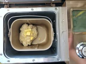 7、启动面包机的揉面程序，把干酵母揉进面团里即可停止揉面，接下来放入黄油。