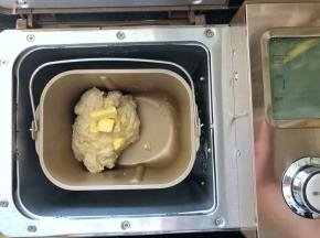 7、启动面包机的揉面程序，把干酵母揉进面团里即可停止揉面，接下来放入黄油。