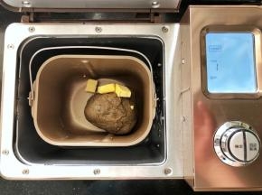 3、待面粉基本揉成团后加入黄油和盐。