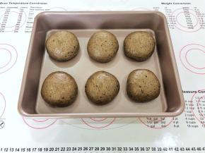 10、均匀地码入烤盘盖上保鲜膜进行二次发酵。