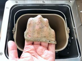 4、继续揉面至面团的表面光滑，能拉出薄而结实的膜。此时揉面程序结束。