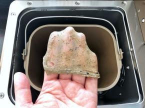 4、继续揉面至面团的表面光滑，能拉出薄而结实的膜。此时揉面程序结束。