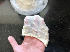 5、4个小时后拿出来室温下回温，这时的面团已经可以拉出厚一点的膜，说明已经达到扩展阶段了。