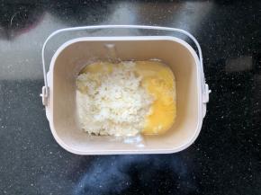 1、除了黄油和干酵母以外的所有材料按照先液体后粉类的顺序依次放入面包机里。