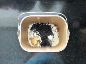 1、把主面团里除黄油和盐以外的材料按照先液体后固体的顺序依次放入面包机中。