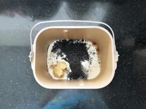 1、把主面团里除黄油和盐以外的材料按照先液体后固体的顺序依次放入面包机中。