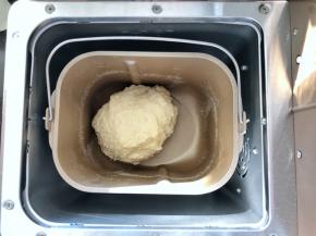 3、待所有的材料揉成面团后停止揉面。