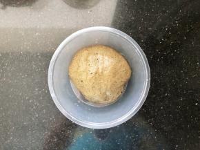 5、放入碗中盖上保鲜膜进行第一次发酵。