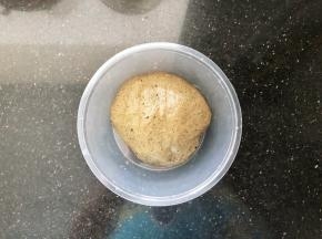 5、放入碗中盖上保鲜膜进行第一次发酵。