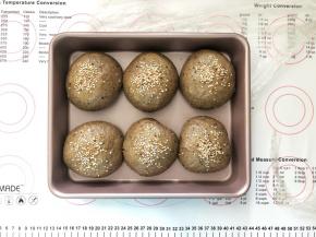 12、刷上一层薄薄的鸡蛋液，均匀地撒上白芝麻。