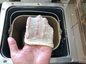 9、此时的面团能拉出薄而结实的手套膜，说明已经达到完全扩展阶段了。