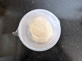 4、把面团放入保鲜碗中盖上盖子放入冰箱冷藏4个小时以上。(可以头天晚上制作好放入冰箱冷藏保存，第二天拿岀来回温后继续下面的制作程序)