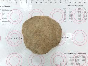 7、取出面团揉搓排气。