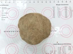 7、取出面团揉搓排气。