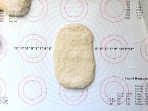 12、擀成长方形。