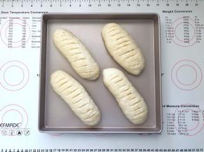 15、发酵至两倍大，表面用小刀划几刀。