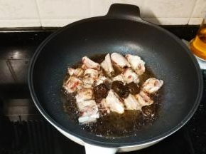 倒入1勺料酒2勺酱油3勺醋4勺糖，半碗青梅酱、水、1勺老抽