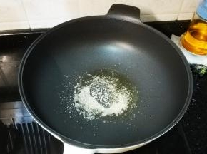 锅里热油，放入蒜盐、糖