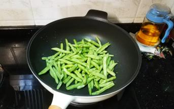 倒入四季豆