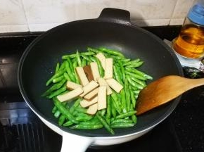 倒入蛋干翻炒均匀即可