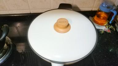 炒制四季时怕不熟透，可洒入少许水盖上盖子焖2分钟哦