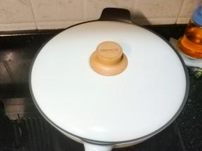 炒制四季时怕不熟透，可洒入少许水盖上盖子焖2分钟哦